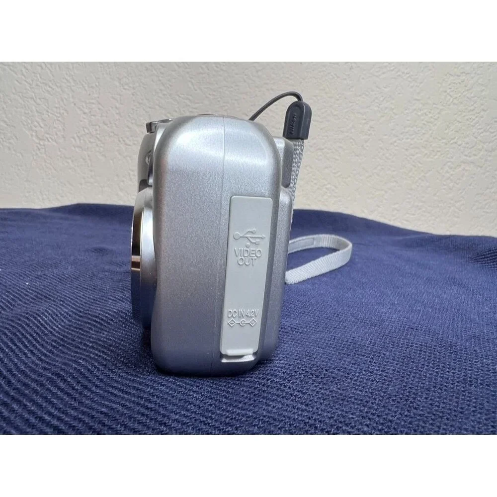 Nikon Coolpix 3100 3.2MP Digital Camera 3x Optical Zoom Memory Card **READ